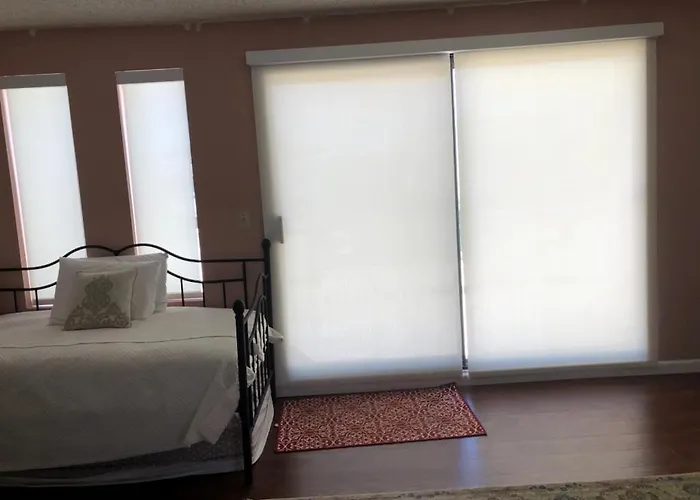 Hollywood Hills Private Room